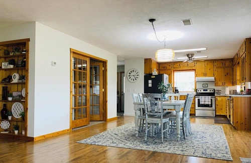 Linden Casa | Charming Family Retreat near Buffalo River Resort