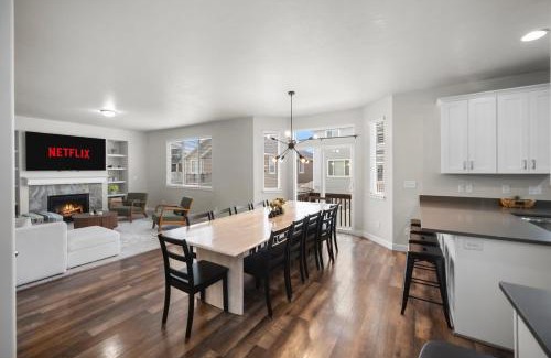 South Jordan Casa | Charming Family Stay w Arcade Theatre Ski Haven Walking trails and river walk in backyard