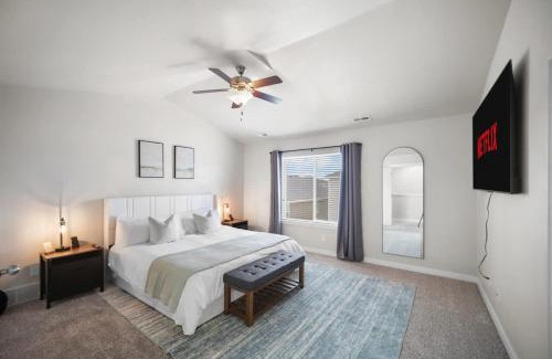 South Jordan Casa | Charming Family Stay w Arcade Theatre Ski Haven Walking trails and river walk in backyard