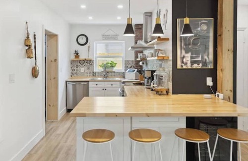 South Middle River Casa | Charming Farmhouse style w/cowboy pool in Fort Lauderdale