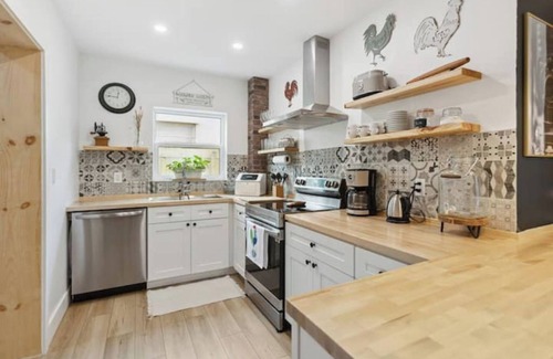 South Middle River Casa | Charming Farmhouse style w/cowboy pool in Fort Lauderdale