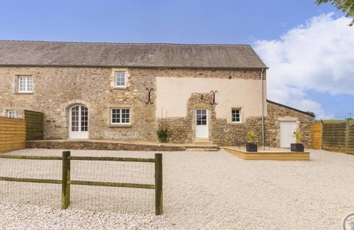 Cotentin Peninsula Cabaña | Casa rústica en finca agrícola, familiar y equipada, con dos terrazas y jardín privado.