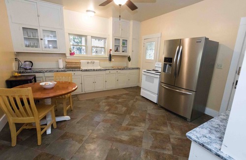 Mariposa Otro | Charming farmhouse;100 acres of private forest and working ranch near Yosemite