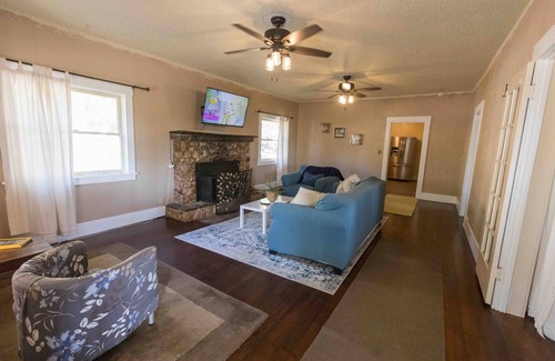 Mariposa Otro | Charming farmhouse;100 acres of private forest and working ranch near Yosemite