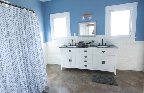 Mariposa Otro | Charming farmhouse;100 acres of private forest and working ranch near Yosemite