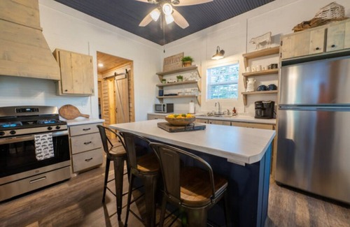 Ringold Cabina | Charming farmhouse, full kitchen, private back deck, fire pit, quiet area