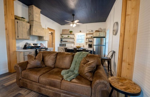 Ringold Cabina | Charming farmhouse, full kitchen, private back deck, fire pit, quiet area
