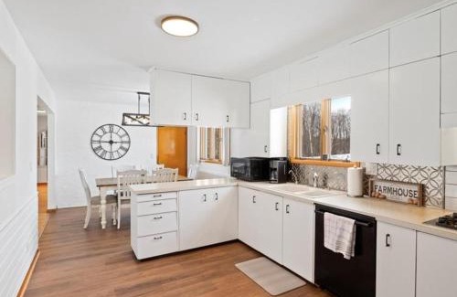 Palmyra Casa | Charming Farmhouse Retreat - King Suite