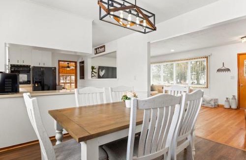 Palmyra Casa | Charming Farmhouse Retreat - King Suite