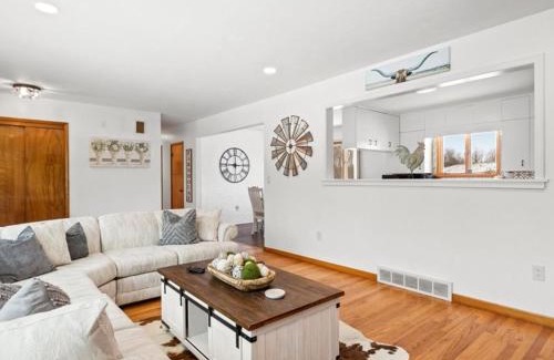 Palmyra Casa | Charming Farmhouse Retreat - King Suite