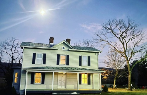 Singers Glen Casa | Charming Farmhouse w King Bed Hot Tub & EV Charger
