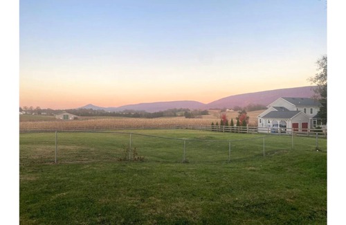 Singers Glen Casa | Charming Farmhouse w King Bed Hot Tub & EV Charger