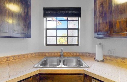 Tucson Condominio | Charming first floor condo w/ shared heated pool, hot tub, tennis courts