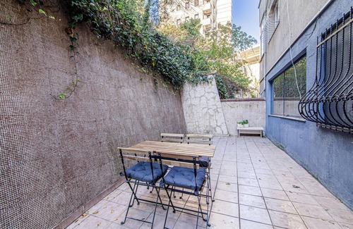 Gayrettepe Apartamento | Charming Flat with Backyard Close to Zorlu Center
