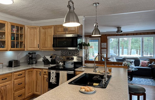 Monmouth Casa | Charming Four-Season Lakehouse with Scenic Views and Activities for All Ages