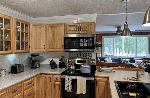 Monmouth Casa | Charming Four-Season Lakehouse with Scenic Views and Activities for All Ages