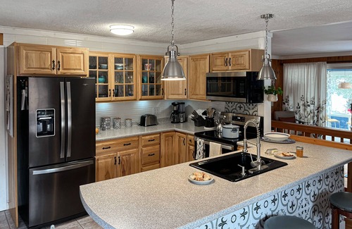 Monmouth Casa | Charming Four-Season Lakehouse with Scenic Views and Activities for All Ages