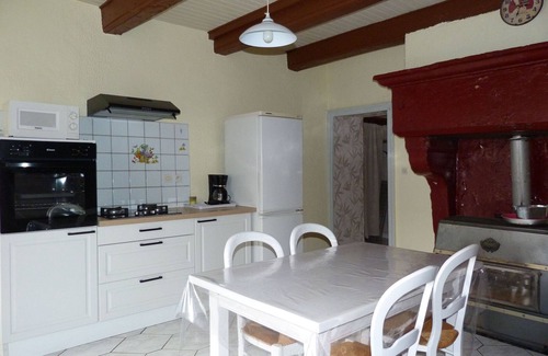 Breuvannes-en-Bassigny Cabaña | Casa rural acogedora con jardín cerrado, terraza, 2 habitaciones, cocina y calefacción moderna.