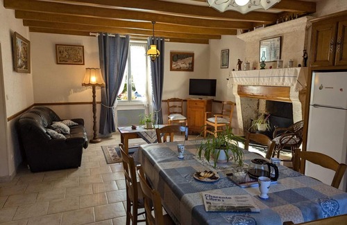 Saint-Genis-d'Hiersac Cabaña | Casa encantadora junto al río Charente con jardín privado, terrazas y actividades familiares