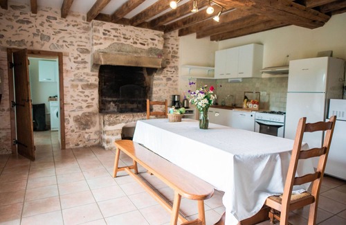 Saint-Leonard-des-Bois Cabaña | Casa Rural en Plena Naturaleza con Chimenea y Terraza, Ideal para Familias, hasta 13 Personas
