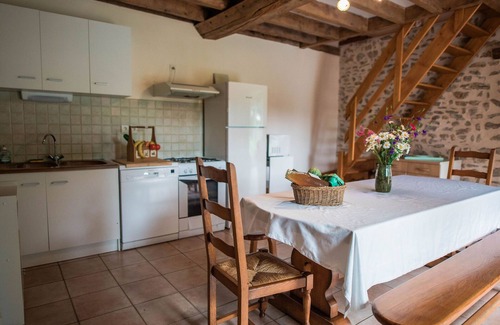 Saint-Leonard-des-Bois Cabaña | Casa Rural en Plena Naturaleza con Chimenea y Terraza, Ideal para Familias, hasta 13 Personas