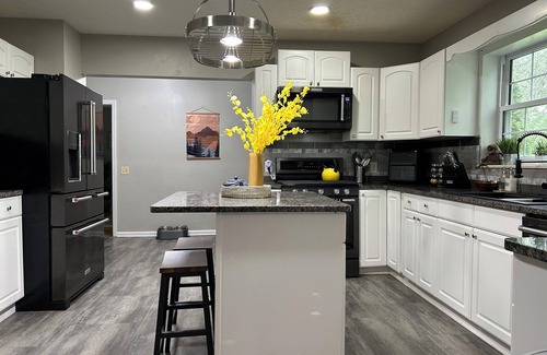 Franklin Casa | Charming Franklin Home – Noon Check-In & Check-Out, 2 Living Rooms, One Level