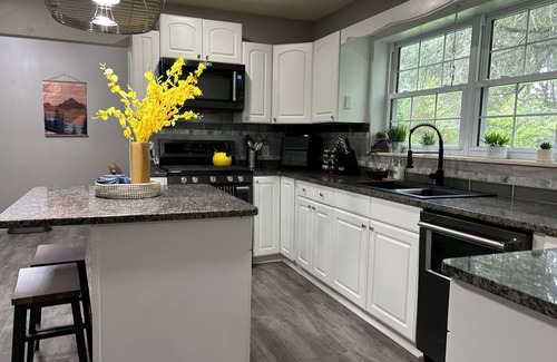 Franklin Casa | Charming Franklin Home – Noon Check-In & Check-Out, 2 Living Rooms, One Level