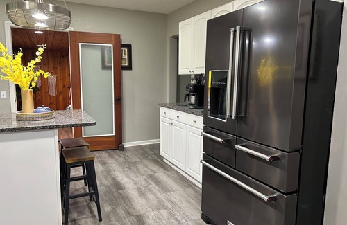 Franklin Casa | Charming Franklin Home – Noon Check-In & Check-Out, 2 Living Rooms, One Level