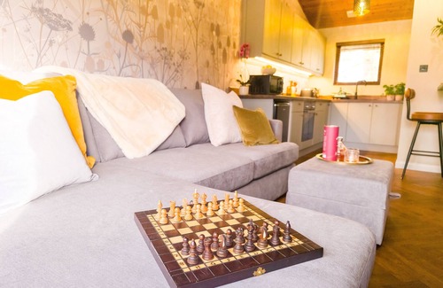 Kincraig Cabaña | Charming Fraser Cottage Getaway in Insh, Couples Getaway near Aviemore.