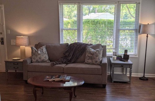 Homewood Casa | Charming Fully Furnished 2BD/1 BA Home in Homewood, IL