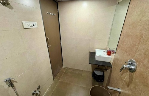 Bandra West Apartamento | Charming Fully Furnished Studio at Hill Road, Bandra West.