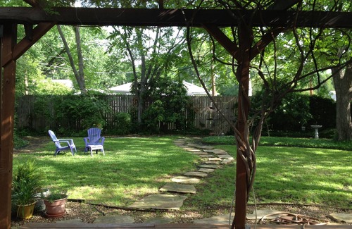 Northwest Dallas Casa | Encantadora casa completamente amueblada en la calle arbolada