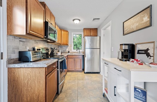 North Waltham Condominio | Charming, fully renovated, private 2-bedroom condo in pleasant Waltham