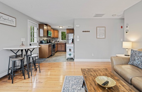 North Waltham Condominio | Charming, fully renovated, private 2-bedroom condo in pleasant Waltham