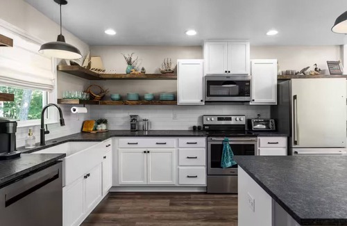 Gainesville Casa | Charming Gainesville Lakehouse with Hot Tub, Arcade Room, Mini Golf, King Beds