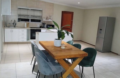 Greater Johannesburg Metropolitan Area Cabaña | Charming Garden Cottage