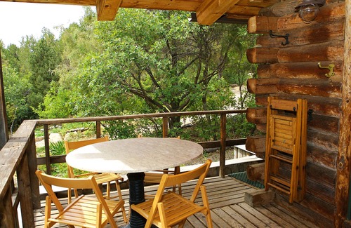Mancos Cabaña | Cozy Stand Alone Garden Cottage, ubicado en un bosque, cubierta cubierta, cerca del lago