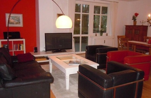 Rahlstedt Apartamento | Encantador apartamento en planta baja con 95m² en una antigua villa, a 20 minutos de la estación principal./ Ciudad
