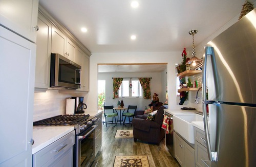Belmont Heights Apartamento | Encantador apartamento con jardín escondido en Belmont Heights. Abundantes asientos al aire libre.