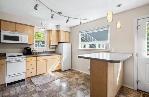 Coeur d'Alene Cabaña | Charming garden retreat near lakes & golf - walk to Sanders Beach