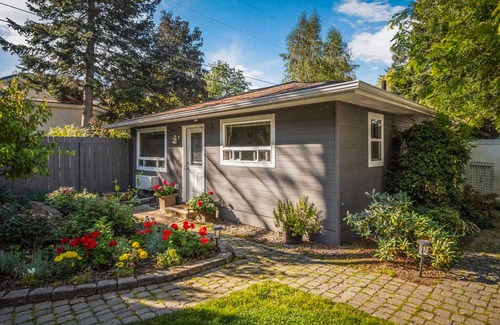 Coeur d'Alene Cabaña | Charming garden retreat near lakes & golf - walk to Sanders Beach