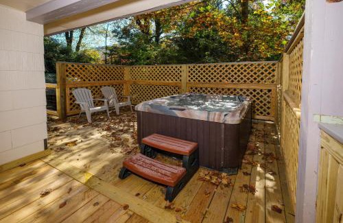 Gatlinburg Casa | Charming Gatlinburg cottage less than a mile from downtown with hot tub!