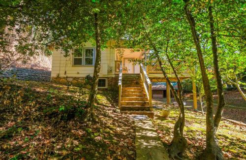 Gatlinburg Casa | Charming Gatlinburg cottage less than a mile from downtown with hot tub!