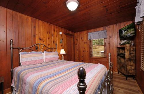 Gatlinburg Casa | Charming Gatlinburg cottage less than a mile from downtown with hot tub!