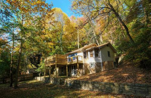Gatlinburg Casa | Charming Gatlinburg cottage less than a mile from downtown with hot tub!