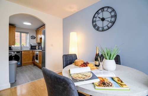 Milton Malsor Apartamento | Charming 2 Bedroom 2 Bathroom Flat Free Parking Sky TV