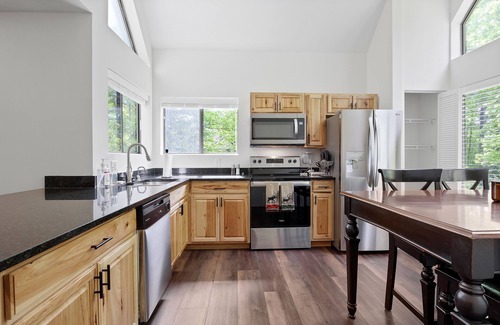 Jefferson Township Casa | Charming Getaway 4BR 3Bath Hot Tub