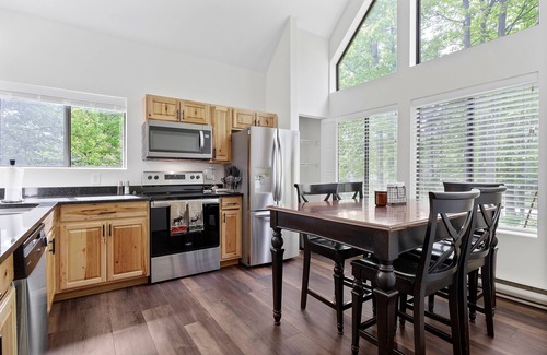Jefferson Township Casa | Charming Getaway 4BR 3Bath Hot Tub