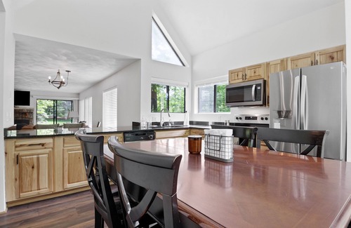 Jefferson Township Casa | Charming Getaway 4BR 3Bath Hot Tub