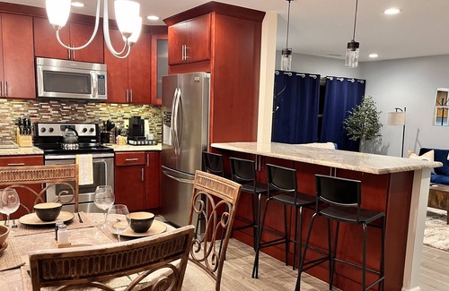 Levittown Casa | Charming Getaway: King Bed/3 TVs/Large Backyard/Centrally Located - New Listing!